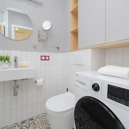 Bright In Saska Kepa Near Pge Narodowy By Renters 华沙